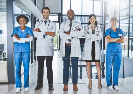 Foto de La unidad que salva vidas. Retrato de un equipo diverso de médicos de pie juntos en un hospital - Imagen libre de derechos