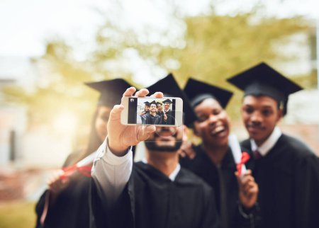 Foto de Es un día especial para ellos. compañeros de estudios tomando una selfie juntos en el día de la graduación - Imagen libre de derechos