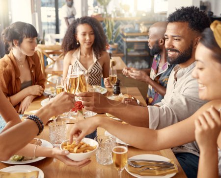 Téléchargez les photos : Porter un toast à un nouvel avenir brillant. un groupe d'amis trinquant au restaurant - en image libre de droit