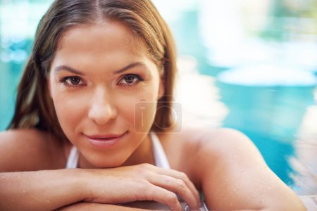 Foto de Sumérgete en la relajación. una joven que se relaja en una piscina de hidromasaje - Imagen libre de derechos