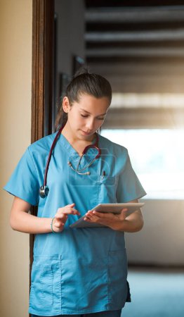 Téléchargez les photos : Saving lives with modern technology. a female nurse working on a digital tablet - en image libre de droit
