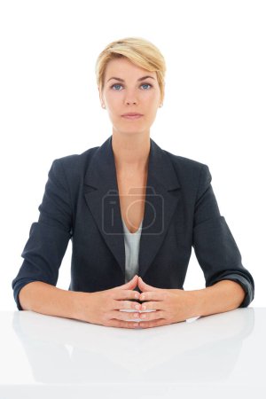 Téléchargez les photos : Parlons affaires. Portrait d'une jeune femme d'affaires composée assise à son bureau - en image libre de droit