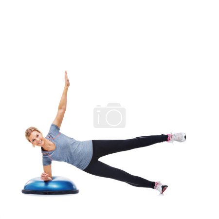 Téléchargez les photos : Le fitness est amusant. Portrait d'une jeune femme séduisante utilisant un bosu-ball pour un entraînement du haut du corps - en image libre de droit