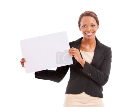 Foto de Apoyando nuestro negocio. Retrato de una mujer étnica sonriente con ropa corporativa sosteniendo un plackcard en blanco - Imagen libre de derechos