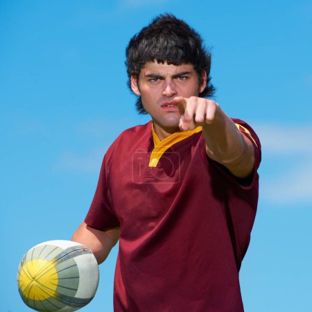 Foto de Es un deporte de hombres. Retrato recortado de un joven jugador de rugby apuntando a la cámara - Imagen libre de derechos