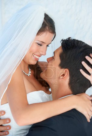 Téléchargez les photos : Tu es la vie de ma vie. Un marié soulevant sa magnifique mariée dans les airs et lui souriant - en image libre de droit