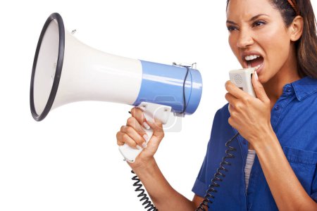 Foto de Escuchen. Una mujer afroamericana enojada gritando en un megáfono mientras está aislada sobre un fondo blanco - Imagen libre de derechos