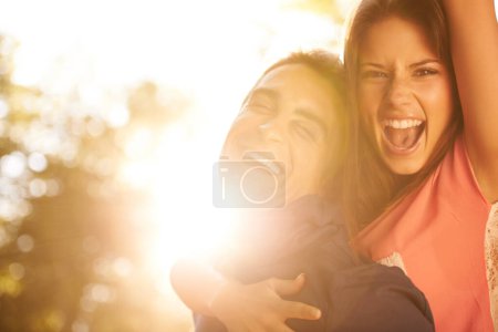 Téléchargez les photos : Vivre pleinement sa vie. Un couple excité profitant de la vie contre un beau coucher de soleil - en image libre de droit