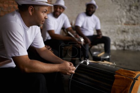 Téléchargez les photos : La percussion est leur passion. membres du groupe assis avec leurs instruments - en image libre de droit