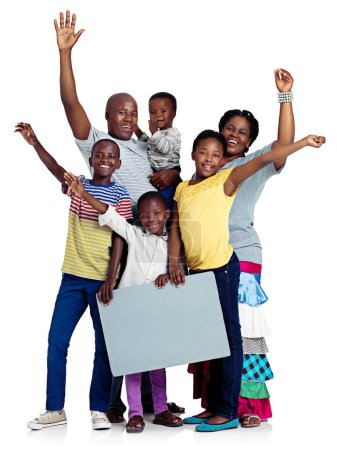 Téléchargez les photos : Trois acclamations pour la famille. Plan studio d'une famille africaine agitant joyeusement, isolée sur blanc - en image libre de droit
