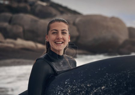 Foto de Nunca me he sentido más vivo. una joven surfeando en la playa - Imagen libre de derechos