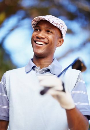 Téléchargez les photos : Sport, sourire et heureux avec l'homme noir sur le terrain de golf pour l'entraînement, la compétition et le jeu. Bonheur, remise en forme et détente avec golfeur masculin et club en plein air pour le golf, l'été et la pratique de l'entraînement. - en image libre de droit