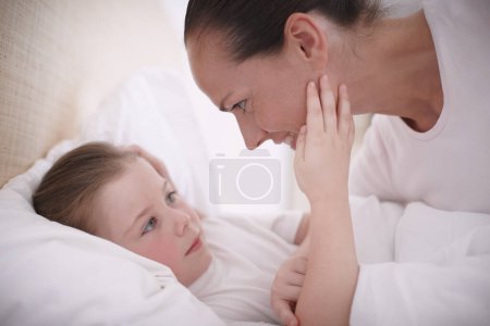 Téléchargez les photos : Collage spécial au coucher. Gros plan d'une mère mettant amoureusement sa jeune fille au lit - en image libre de droit