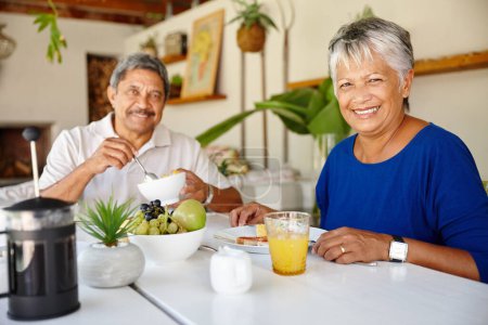 Téléchargez les photos : Manger mieux, se sentir mieux. un heureux couple de personnes âgées profitant d'un petit déjeuner tranquille ensemble à la maison - en image libre de droit