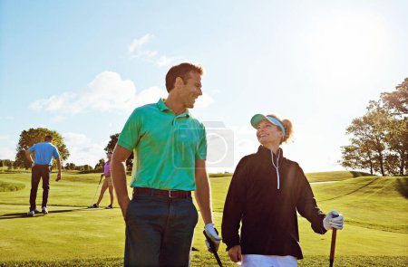 Foto de Me encanta que te guste el golf como a mí. una pareja jugando al golf juntos en un fairway - Imagen libre de derechos