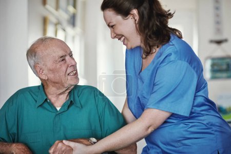 Téléchargez les photos : La compassion est au cœur de nos soins. une infirmière debout à côté de sa patiente âgée - en image libre de droit
