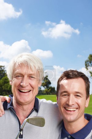 Téléchargez les photos : Golf avec un sourire. Heureux père et fils équipe de golf ensemble sur le terrain - en image libre de droit