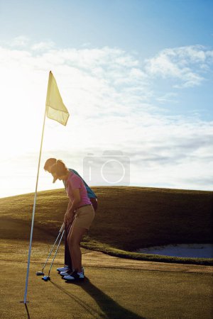 Foto de Todo es justo en el amor y el golf. una pareja jugando al golf juntos en un fairway - Imagen libre de derechos