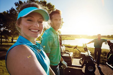 Téléchargez les photos : Mes préférés sont les golfeurs. un couple jouant au golf ensemble sur un fairway - en image libre de droit