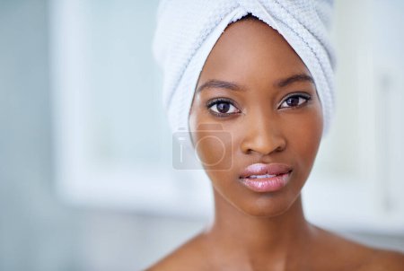 Foto de Es hora de tomar en serio la salud de tu piel. una hermosa joven durante su rutina diaria de belleza - Imagen libre de derechos
