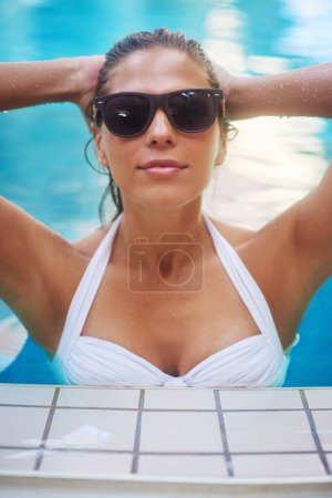 Foto de Mantente fresco este verano. una joven que se relaja en una piscina de hidromasaje - Imagen libre de derechos