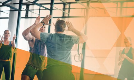 Téléchargez les photos : Fitness, hommes et high five pour célébrer le succès à la salle de gym avec un groupe en classe pour le défi de puissance ou la motivation. Athlète ensemble au club pour l'entraînement, les objectifs d'exercice et la célébration avec superposition. - en image libre de droit