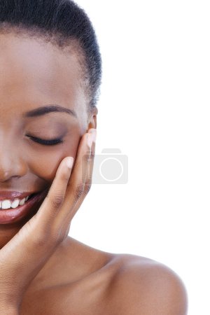 Téléchargez les photos : Bashful sur sa beauté. moitié d'un modèle afro-américain face isolée sur blanc - en image libre de droit