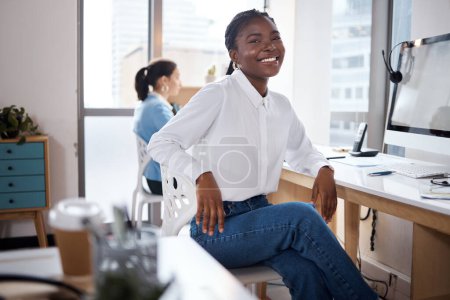 Téléchargez les photos : Le succès est le résultat d'un travail acharné. une jeune femme d'affaires utilisant un ordinateur à son bureau dans un bureau moderne - en image libre de droit