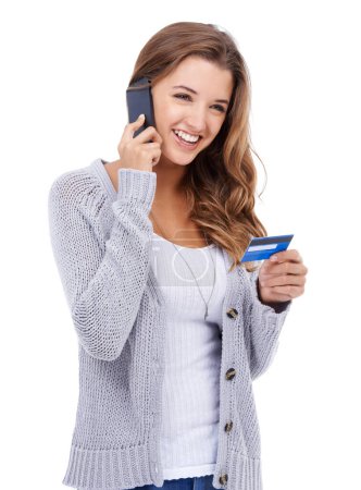 Foto de Banca de teléfonos celulares. Una joven mujer dando los datos de su tarjeta de crédito por teléfono - Imagen libre de derechos