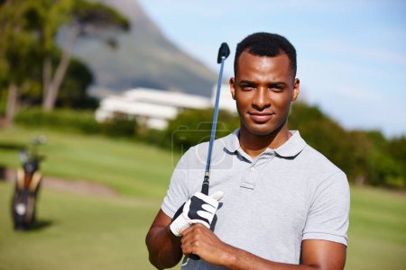 Téléchargez les photos : Le golf, c'est ma vie. Portrait d'un beau jeune homme profitant d'une journée sur le terrain de golf - en image libre de droit