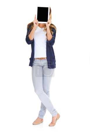 Téléchargez les photos : Coup d'oeil électronique. Une jeune femme tenant une tablette numérique devant son visage - en image libre de droit