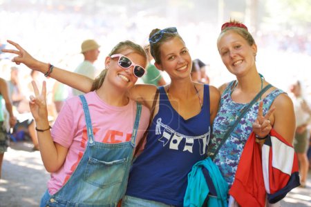 Foto de Las chicas sólo quieren divertirse. un grupo de jóvenes amigos en un festival al aire libre - Imagen libre de derechos