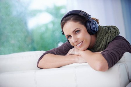 Foto de Siente el ritmo. Una joven sonriendo mientras escucha música en sus auriculares - Imagen libre de derechos