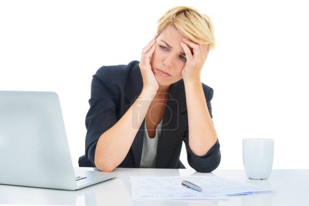 Foto de Estrés laboral. Una joven mujer de negocios que parece estresada mientras trabaja en su portátil - Imagen libre de derechos
