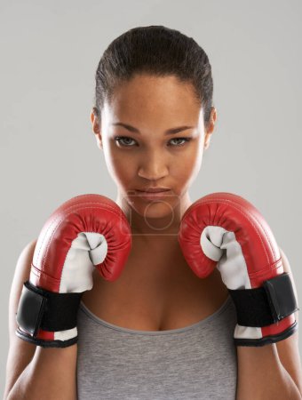 Foto de Ganar la lucha contra la obesidad. Una hermosa joven con guantes de boxeo - Imagen libre de derechos