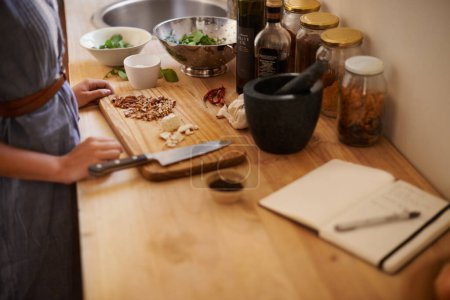Téléchargez les photos : Une sélection saine d'ingrédients pour la salade. une femme préparant à manger dans une cuisine rustique - en image libre de droit