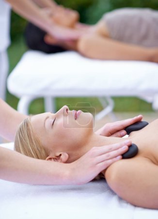 Téléchargez les photos : Massage femme, zen et pierre chaude avec les mains de masseuse au spa, guérison avec traitement holistique. Des pierres sur les épaules, la paix avec la thérapie au centre de bien-être de luxe, la médecine alternative et l'auto-soin. - en image libre de droit
