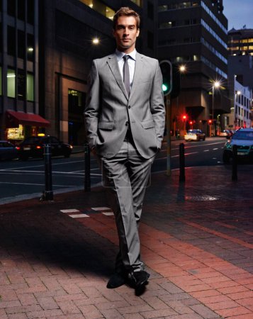 Foto de Las ciudades son el lugar para estar. Retrato completo de un hombre de negocios guapo en un traje de pie en un entorno de la ciudad - Imagen libre de derechos