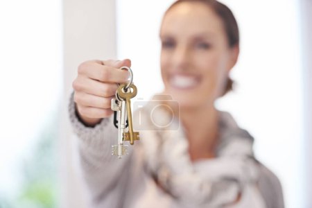 Foto de Es todo tuyo ahora. Un agente de bienes raíces que le entrega las llaves de su nuevo hogar - Imagen libre de derechos