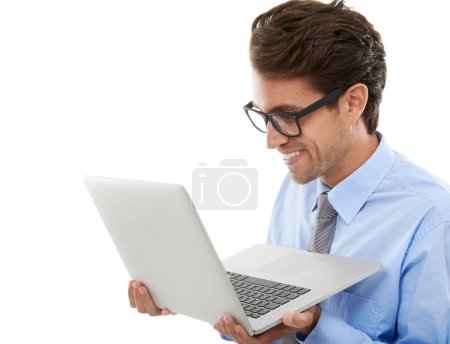 Foto de Esta página se ve increíble. Estudio de un joven hombre de negocios usando un portátil aislado en blanco - Imagen libre de derechos