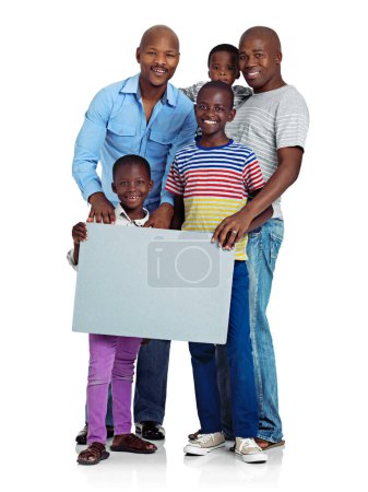Téléchargez les photos : Message pour les familles modernes. Plan studio de deux hommes africains avec leurs enfants tenant un tableau blanc, isolés sur du blanc - en image libre de droit