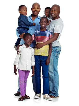 Foto de Orgullosos de nuestros hijos. Estudio de dos hombres africanos con sus hijos sobre un fondo blanco - Imagen libre de derechos