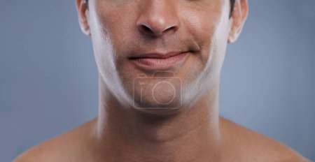 Foto de Estudio recortado de la mitad inferior de la cara de un hombre joven - Imagen libre de derechos
