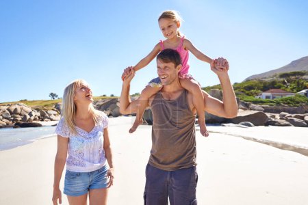 Foto de Vacaciones familiares perfectas. una familia joven y feliz dando un paseo por la playa - Imagen libre de derechos