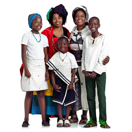Téléchargez les photos : Des liens familiaux. Plan studio de deux femmes africaines traditionnelles avec leurs enfants sur fond blanc - en image libre de droit