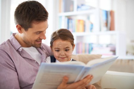 Foto de La educación comienza en casa. un padre joven leyendo un libro con su hija - Imagen libre de derechos