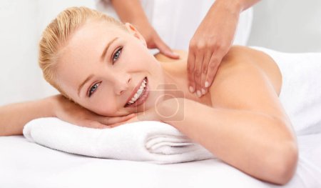 Foto de Esto es justo lo que necesito. una hermosa joven disfrutando de un masaje en un spa - Imagen libre de derechos