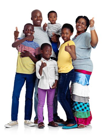 Téléchargez les photos : Bravo pour la famille. Prise de vue en studio d'une famille africaine donnant des pouces vers le haut de signes, isolé sur blanc - en image libre de droit