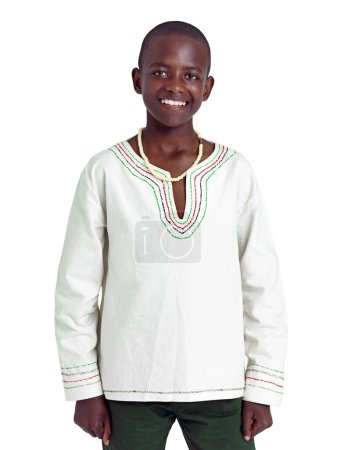 Téléchargez les photos : Positif et fier. Portrait studio d'un jeune adolescent africain isolé sur blanc - en image libre de droit