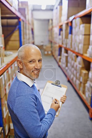 Foto de Su orden es mi prioridad. Retrato de un hombre maduro trabajando dentro de un almacén de distribución - Imagen libre de derechos